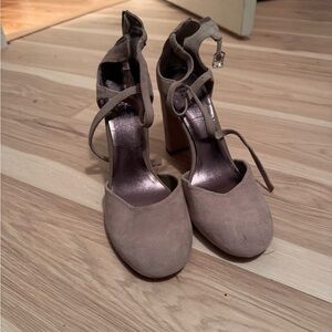 Size 8 women’s tan suede heels